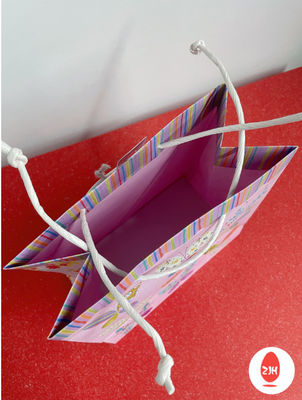 OEM CMYK Pantone Color Custom Gift Bags لمستحضرات التجميل والعطور